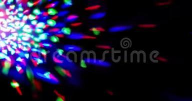 闪烁闪亮的多色舞台灯光循环运动娱乐迪斯科舞，聚光灯投影机在黑暗中，五颜六色